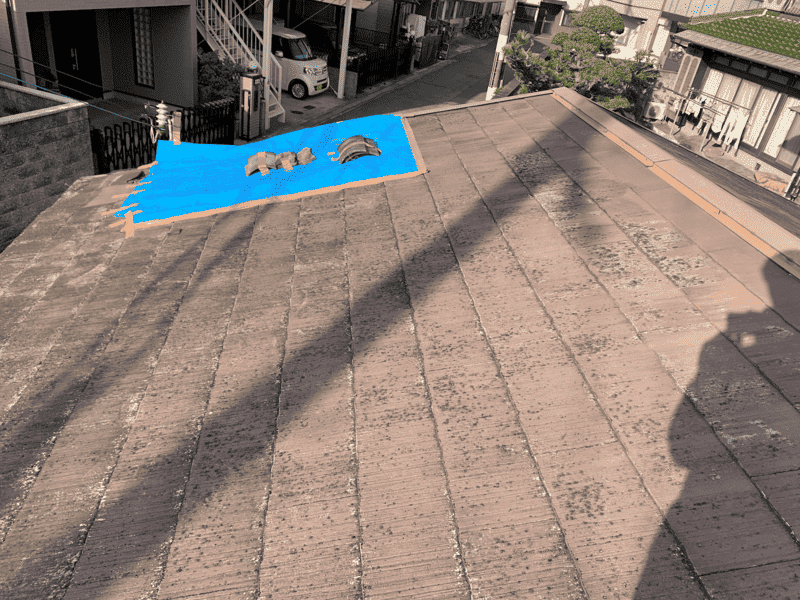 修理前：屋根が破損しブルーシートを被している