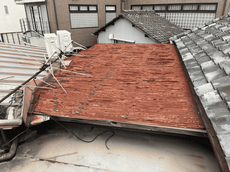 修理前：雨漏りにより屋根トタンの劣化