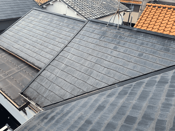 カバー前：色褪せたコロニアル屋根