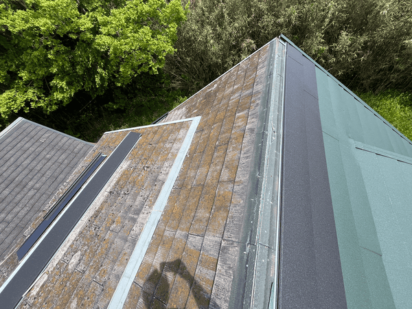 カバー前：劣化スレート屋根