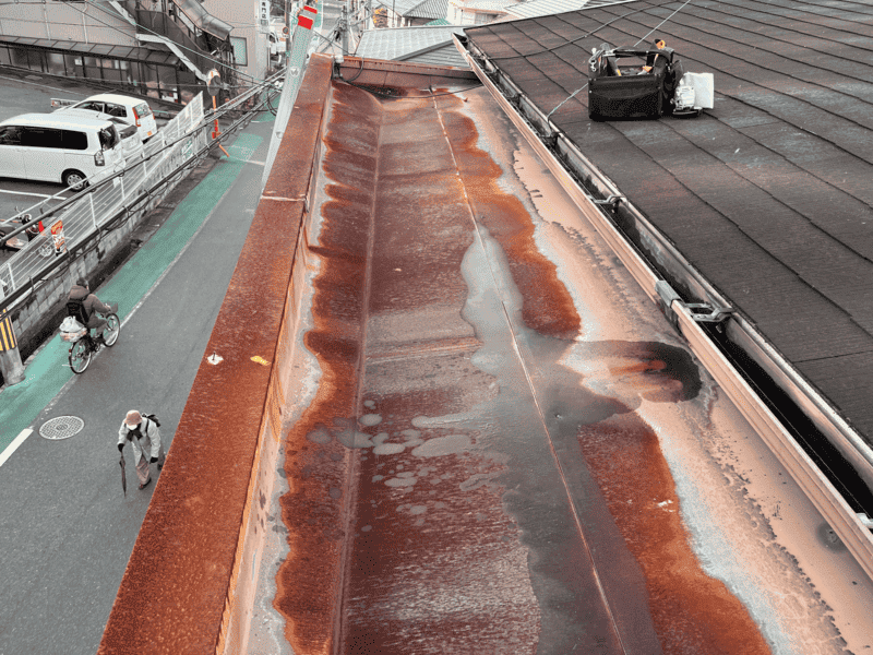 交換前：錆びた棟板金