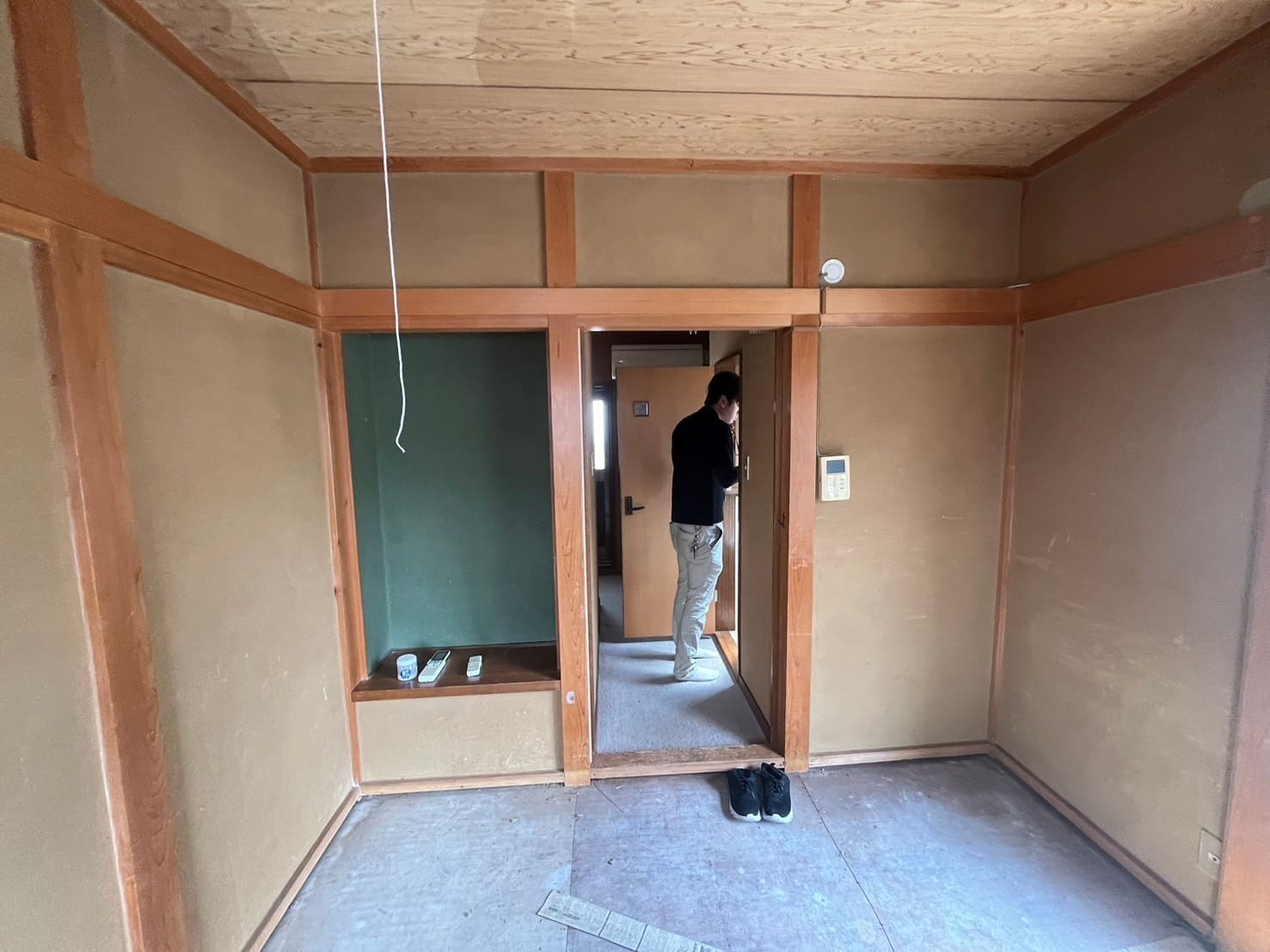 塗装前：劣化した外壁と屋根