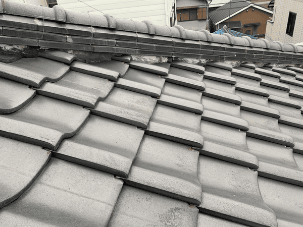 施工前：崩れた棟瓦