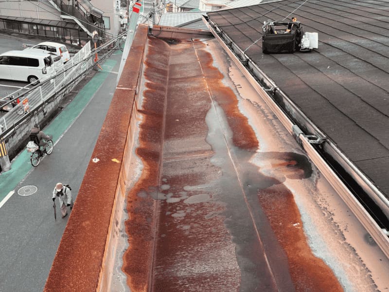 破損した板金の様子